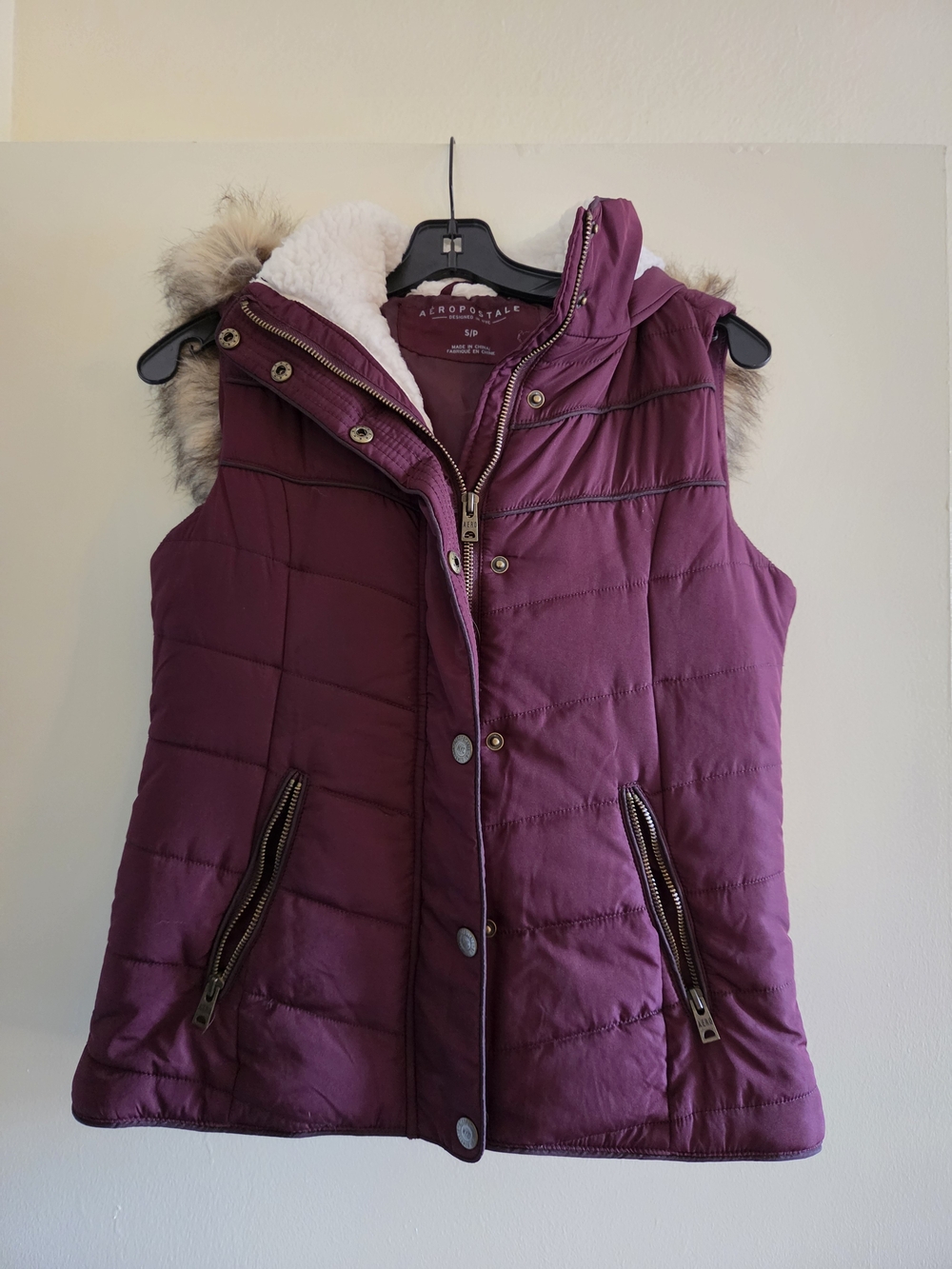 Aeropostale Quilted Hooded Vest in Burgundy